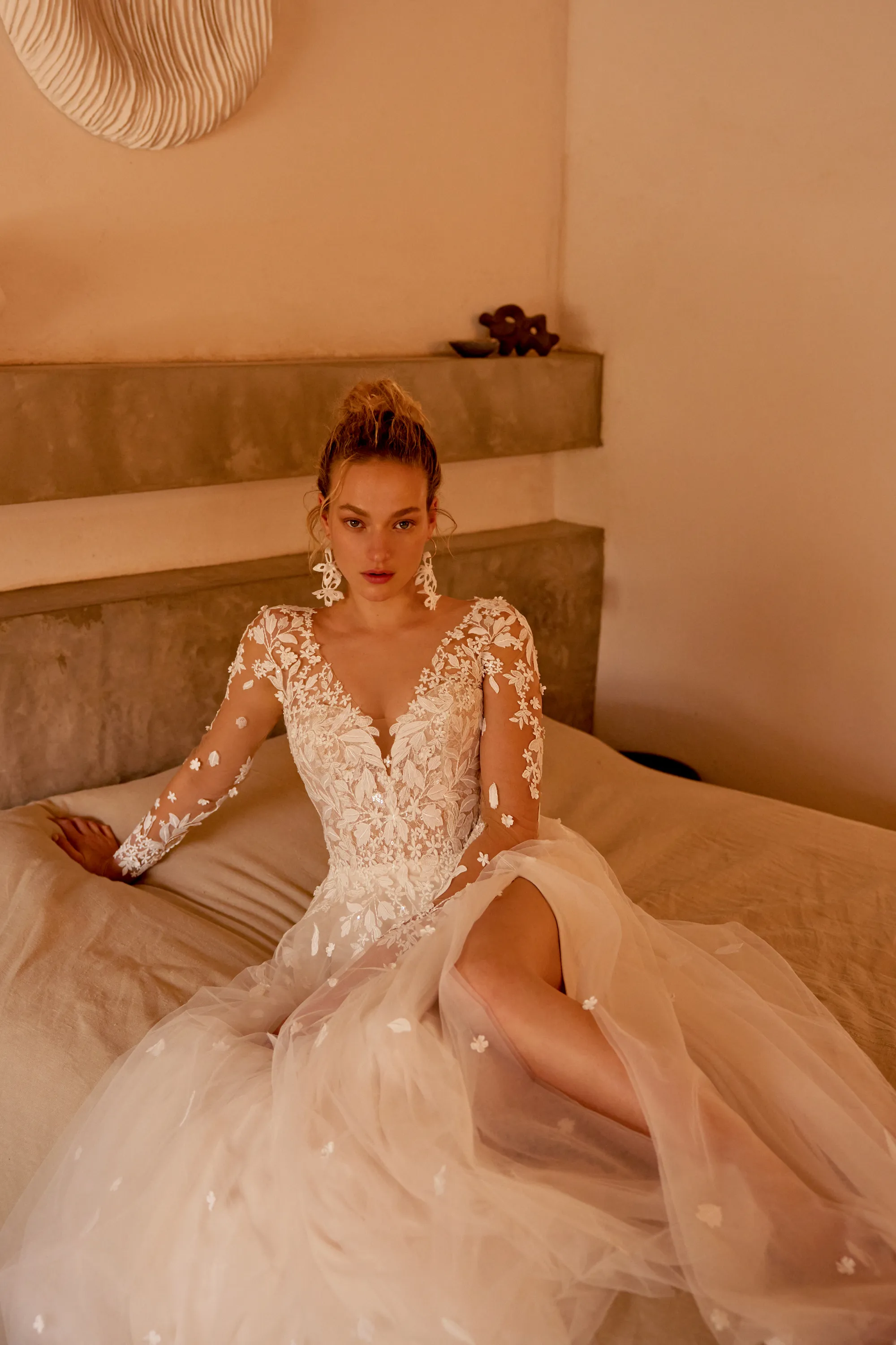 Braut in Tüllkleid in einem Schlafzimmer der Villa