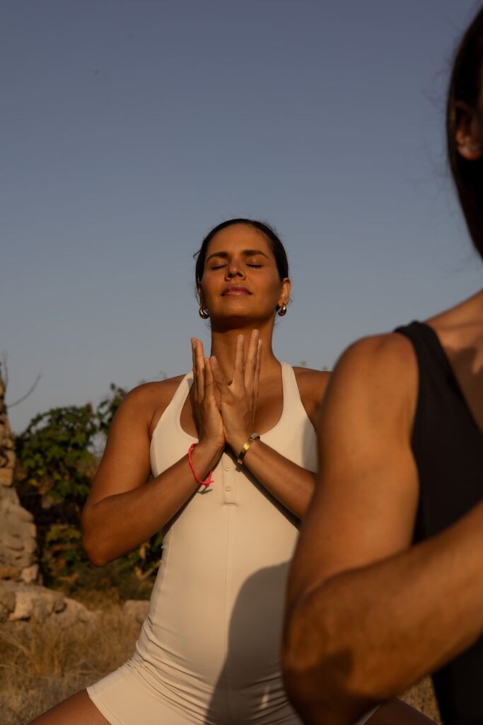 Huésped en postura de yoga sentada durante una sesión de asanas