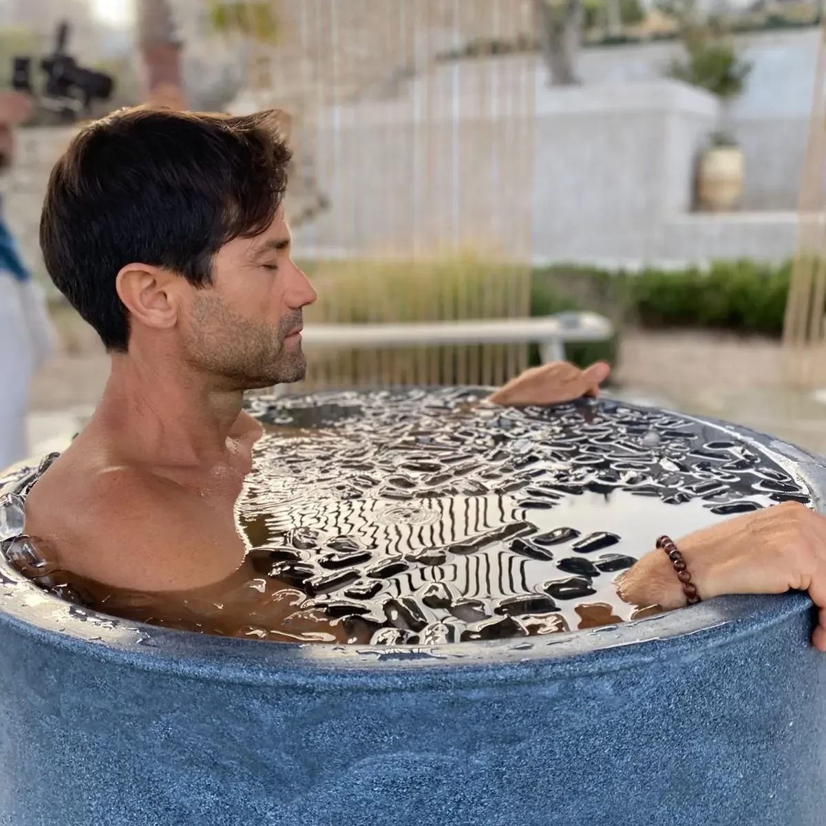 Huésped sumergido en un baño de hielo al aire libre